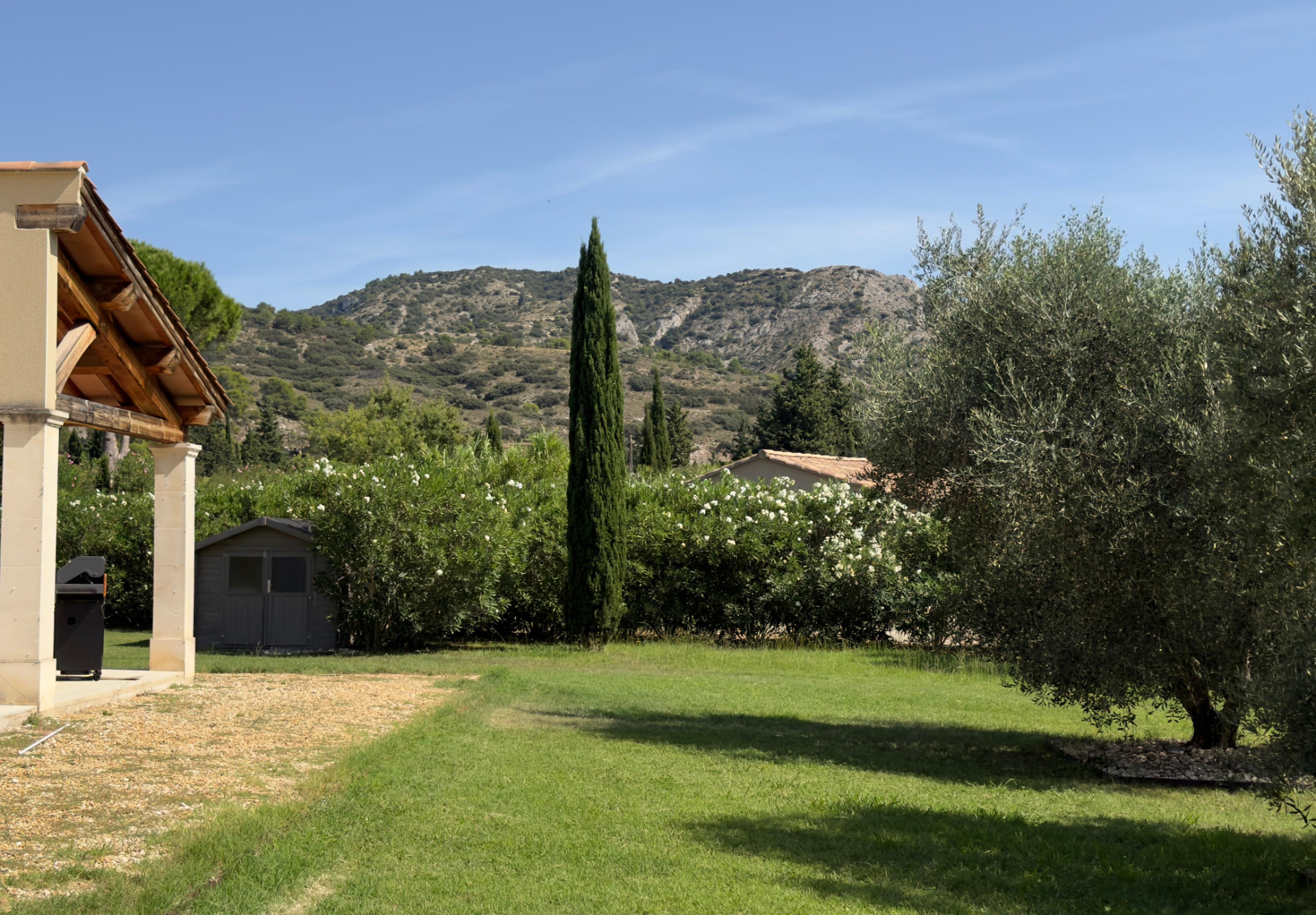 La vue sur les collines du Luberon depuis le jardin