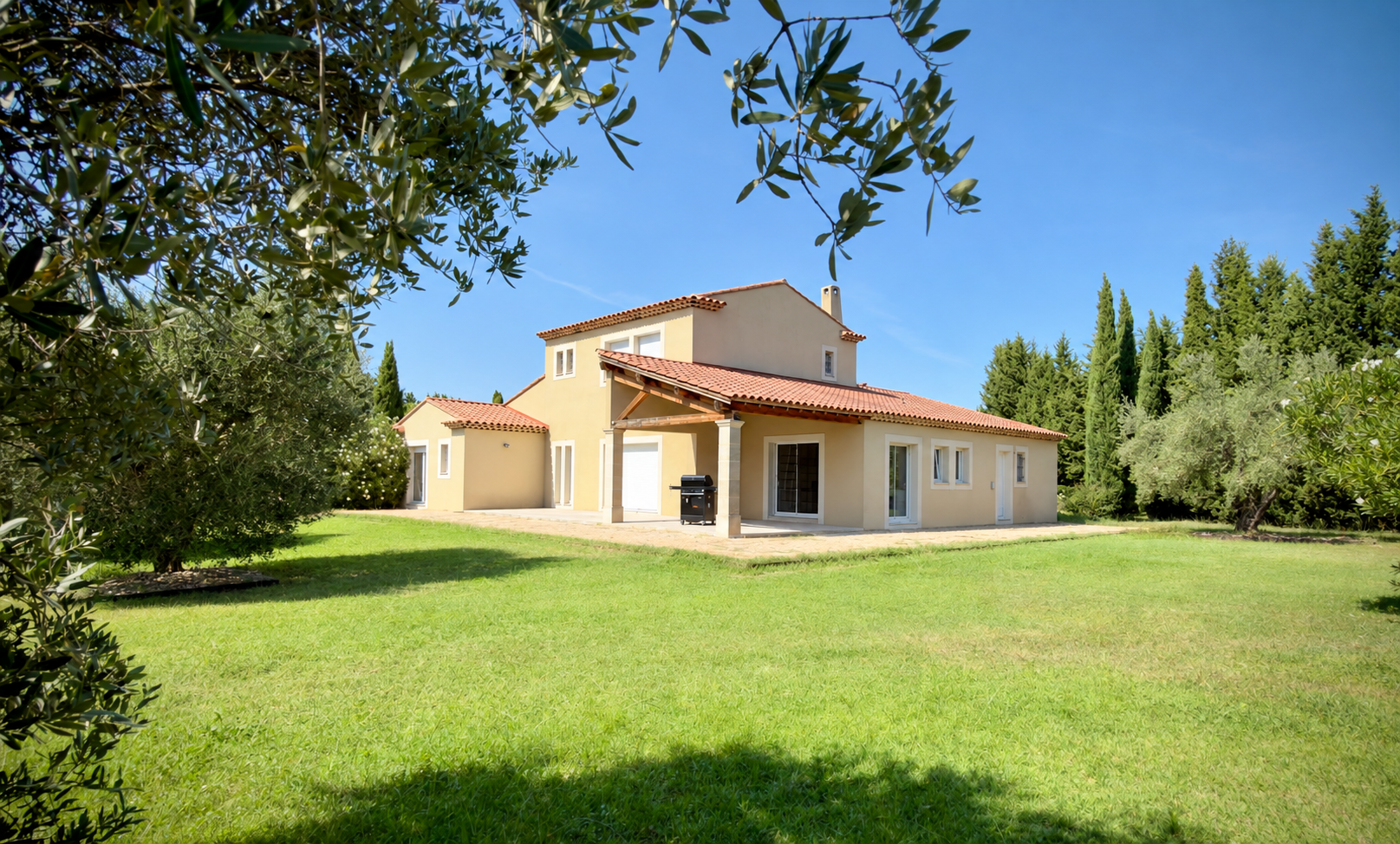 La façade sud des Toiles Blanches et sa terrasse, à Cavaillon